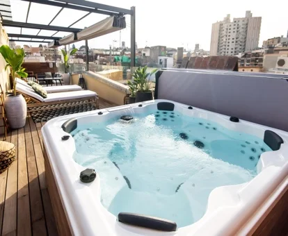 terraza con jacuzzi privado