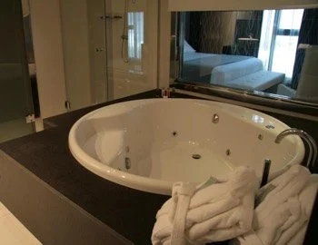 Foto del interior de la habitación con jacuzzi privado