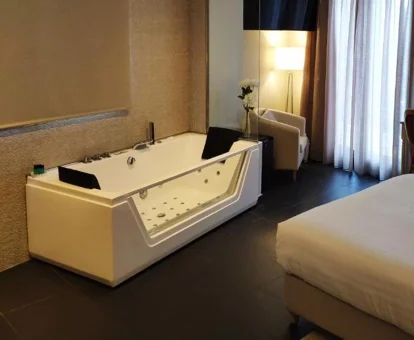 bañera de hidromasaje en la habitación del hotel Arcos