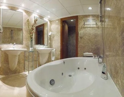 bañera de hidromasaje de la habitación