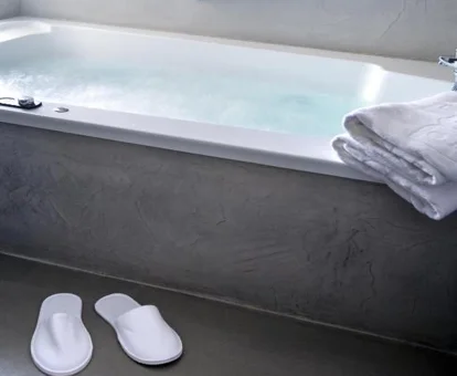 jacuzzi en la habitación del Hotel Belroy