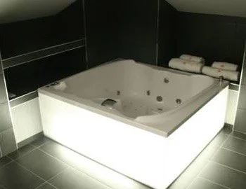 jacuzzi en la habitación del hotel