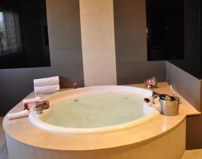 habitacion suite romántica con hidromasaje
