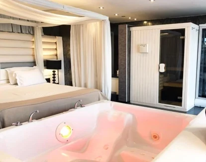 Jacuzzi en habitación Hotel Nastasi LLedia