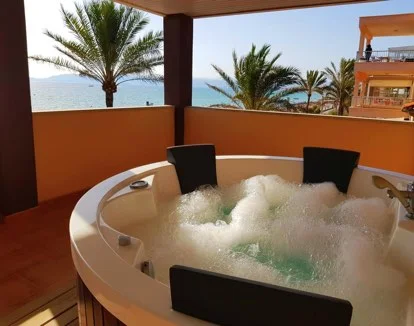 jacuzzi de la habitacion suite