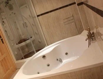 jacuzzi privado en la habitacion del hostal rural el perdigon