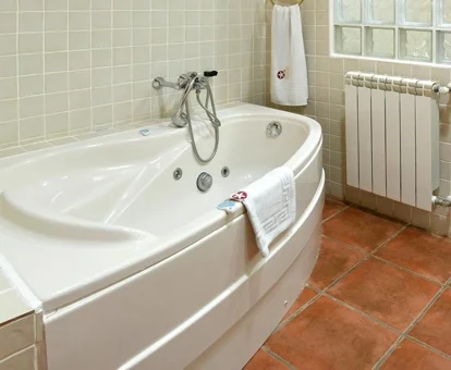 habitacion con bañera de hidromasaje