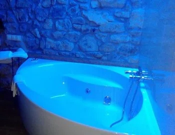 habitación suite deluxe con jacuzzi en la habitación.
