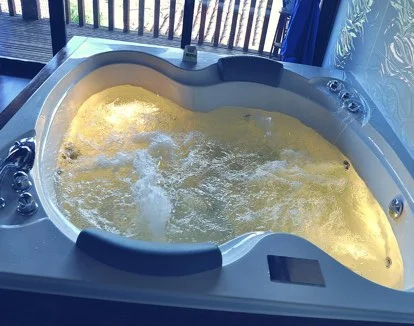 foto del jacuzzi lleno de agua y funcionando cerca de la ventana