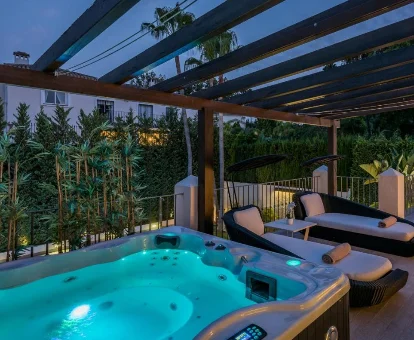 jacuzzi privado en la terraza de la casa