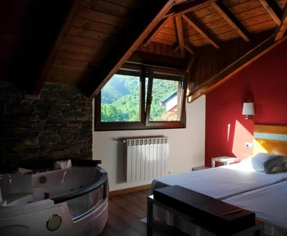 foto de la bañera de hidromasaje que se encuentra en una esquina de la habitación decorada con madera y cerca de la cama junto a la ventana