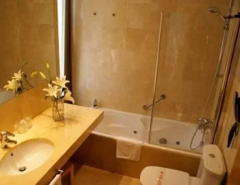 bañera de hidromasaje en la habitacion