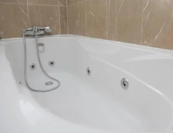 Vista del interior de la Suite en donde puedes disfrutar con tu pareja de tu propia bañera de hidromasaje.