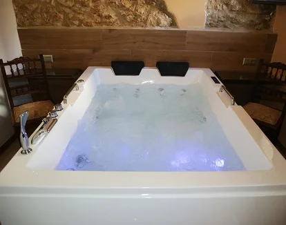 Suite Deluxe con jacuzzi en L'Otelet by Sweet a 10 kilometros de Valencia.