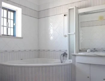 Jacuzzi privado que puedes encontrar en la Habitación Doble Deluxe con balcón y vistas al mar