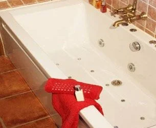Jacuzzi privado en la Habitación Doble con 2 camas y baño privado.
