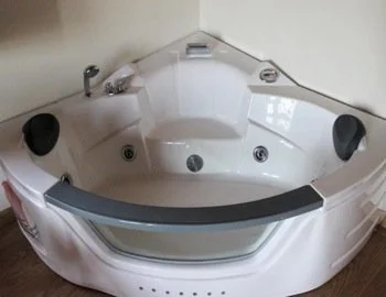 Foto y detalle de jacuzzi en la Casa de 4 dormitorios.