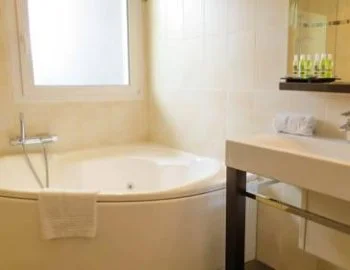 Este es la Suite Junior para disfrutar con tu pareja de un jacuzzi privado.