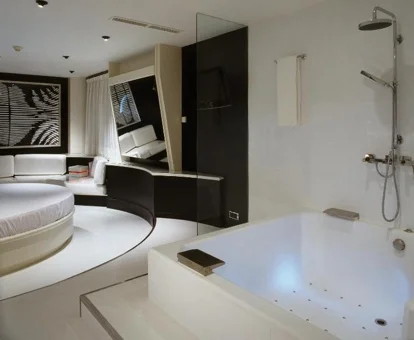 Foto de la Suite Deluxe con bañera de hidromasaje y aparcamiento privado para una noche especial en pareja.
