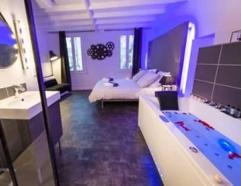 La Habitación Doble Deluxe Vintage con bañera de hidromasaje y foto de la bañera de hidromasaje que puedes disfrutar.