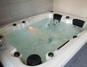La Suite con bañera de hidromasaje con encanto y jacuzzi para enamorados.