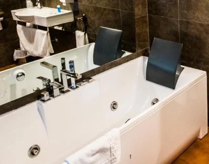 Foto del interior de la Habitación Doble con bañera de hidromasaje.