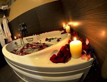 El jacuzzi que encuentras en la Habitación Doble Superior.