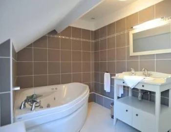 La Habitación Doble con bañera Balneo y su jacuzzi privado.