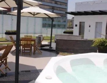 El Estudio con balcón con encanto y jacuzzi para enamorados.