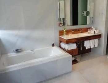 Interior de la Habitación Doble Superior donde tienes bañera de hidromasaje.