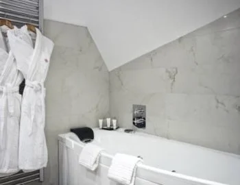 Disfruta de la Suite Superior Dúplex con tu pareja.