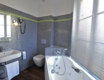 Vista del interior de la Habitación Doble con bañera de hidromasaje y vistas al mar en donde puedes disfrutar con tu pareja de tu propia bañera de hidromasaje.