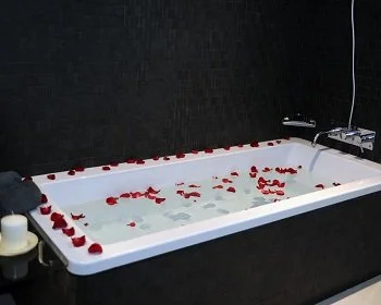 La Suite Junior con balcón y vistas al mar y su jacuzzi privado.