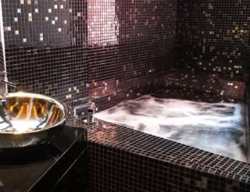 Foto de la Habitación Doble con bañera de hidromasaje para una noche especial en pareja.