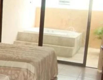 Interior de la Suite Junior con bañera de hidromasaje donde encontrarás un jacuzzi para relajarte con tu pareja.
