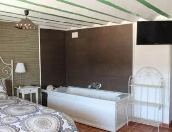 Foto de el Apartamento con balcón y bañera de hidromasaje para una noche especial en pareja.