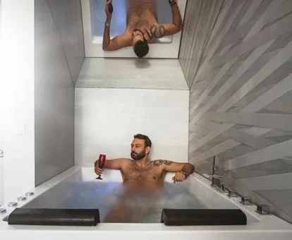 Foto de la la Habitación Deluxe con cama grande donde se encuentra la bañera de hidromasaje.