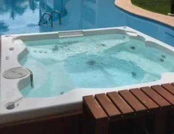 Jacuzzi privado en el Apartamento con vistas a la piscina.