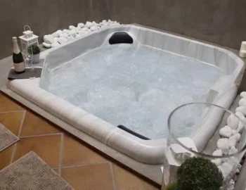Foto y detalle de jacuzzi en la Casa de 3 habitaciones.