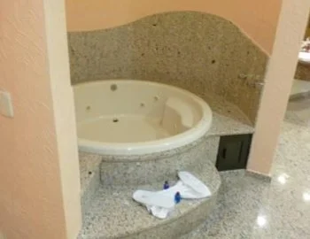 Interior de la Suite con cama grande y bañera de hidromasaje donde tienes bañera de hidromasaje.
