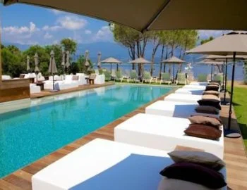 Bañera de hidromasaje en la Habitación con cama grande y bañera de hidromasaje.