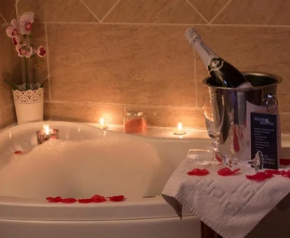 Foto del jacuzzi que puedes encontrar en la Suite Deluxe con bañera de hidromasaje.