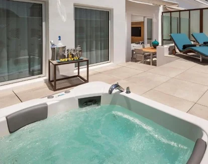 Bañera de hidromasaje para disfrutar en pareja en la Suite Esquinera.
