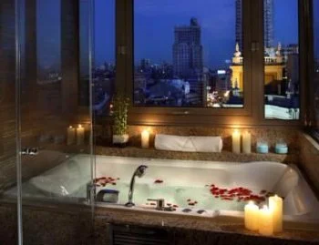 Foto de la la Habitación Doble Grand Premium con acceso al salón executive donde se encuentra la bañera de hidromasaje.