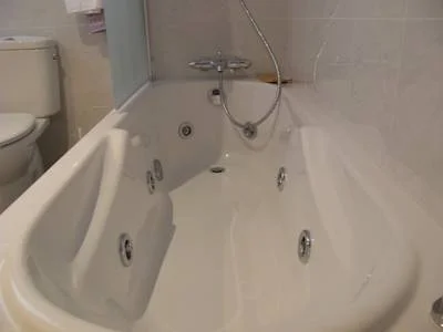 Jacuzzi privado en la Suite con bañera de hidromasaje.