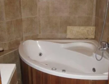 Foto de la bañera de hidromasaje en el Apartamento de 2 dormitorios.