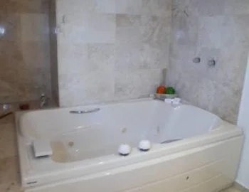 Foto de la Habitación Deluxe con cama extragrande para una velada romántica con jacuzzi incluido.