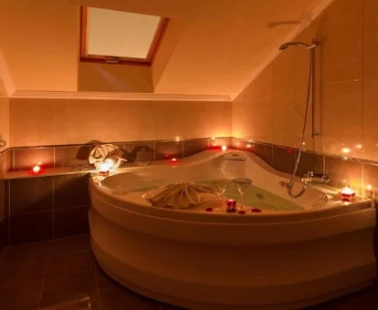 Interior de la Habitación Suite donde encontrarás un jacuzzi para relajarte con tu pareja.