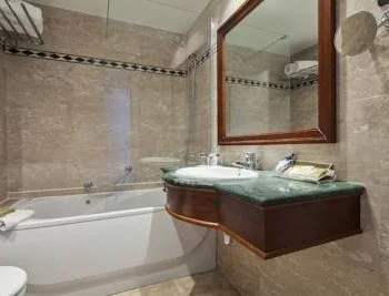 Interior de la Habitación Doble - 1 o 2 camas donde tienes bañera de hidromasaje.