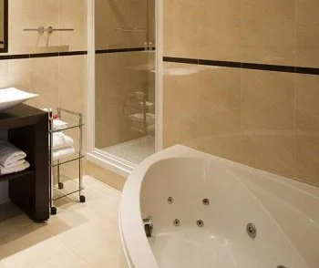 Vista del interior de la Habitación Doble Superior en donde puedes disfrutar con tu pareja de tu propia bañera de hidromasaje.